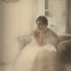 Pu&ograve; includere: Una sposa in abito da sposa bianco &egrave; seduta su una poltrona a righe vicino a una finestra. L'abito presenta un corpetto in pizzo e una gonna ampia. L'immagine ha un filtro artistico morbido, con la data "02 giugno 2018" in basso a destra.