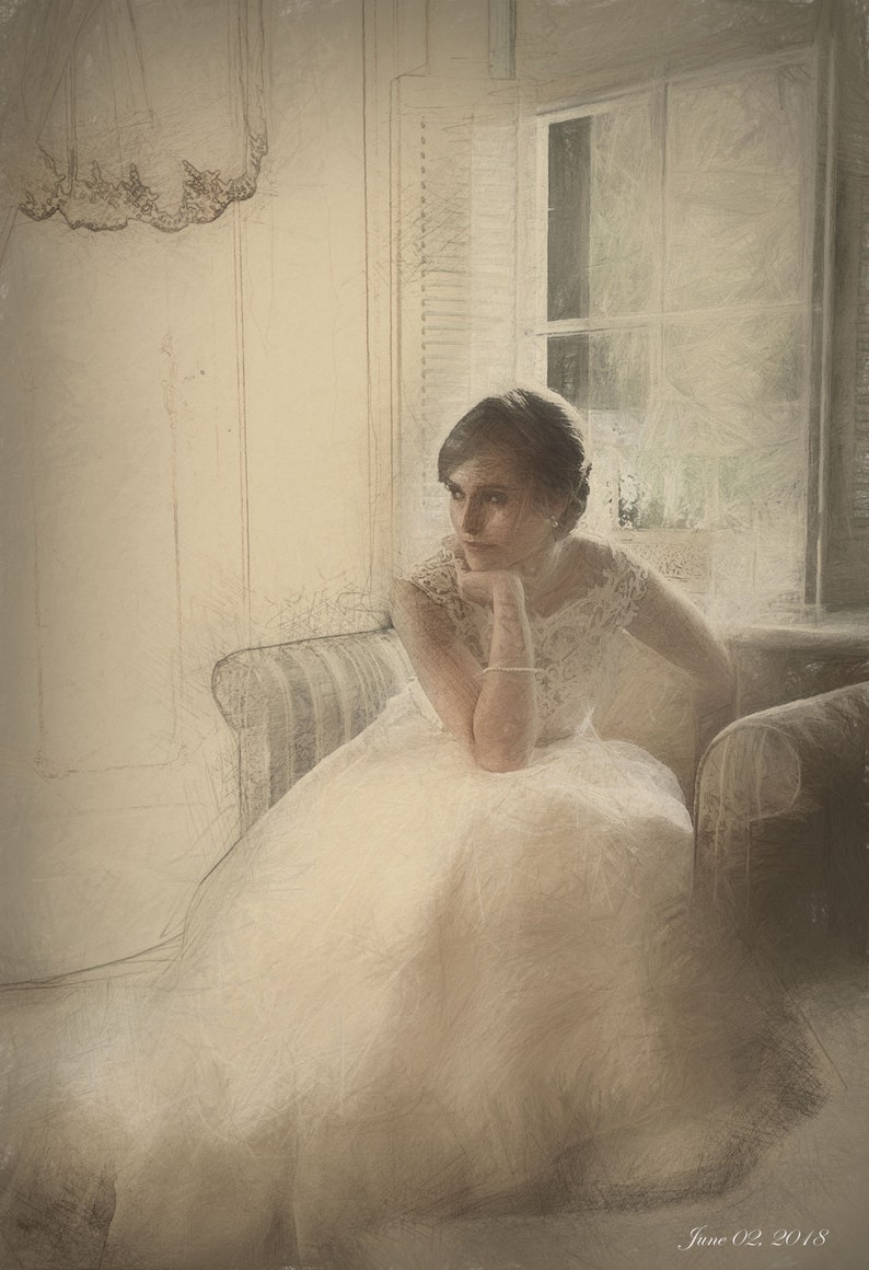 Pu&ograve; includere: Una sposa in abito da sposa bianco &egrave; seduta su una poltrona a righe vicino a una finestra. L'abito presenta un corpetto in pizzo e una gonna ampia. L'immagine ha un filtro artistico morbido, con la data "02 giugno 2018" in basso a destra.