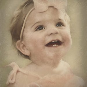 Pu&ograve; includere: Un ritratto di un bambino sorridente con la pelle chiara, che indossa una fascia rosa con fiocco e un top rosa abbinato. Il bambino guarda verso l'alto con un'espressione gioiosa. L'immagine ha un effetto morbido e pittorico.