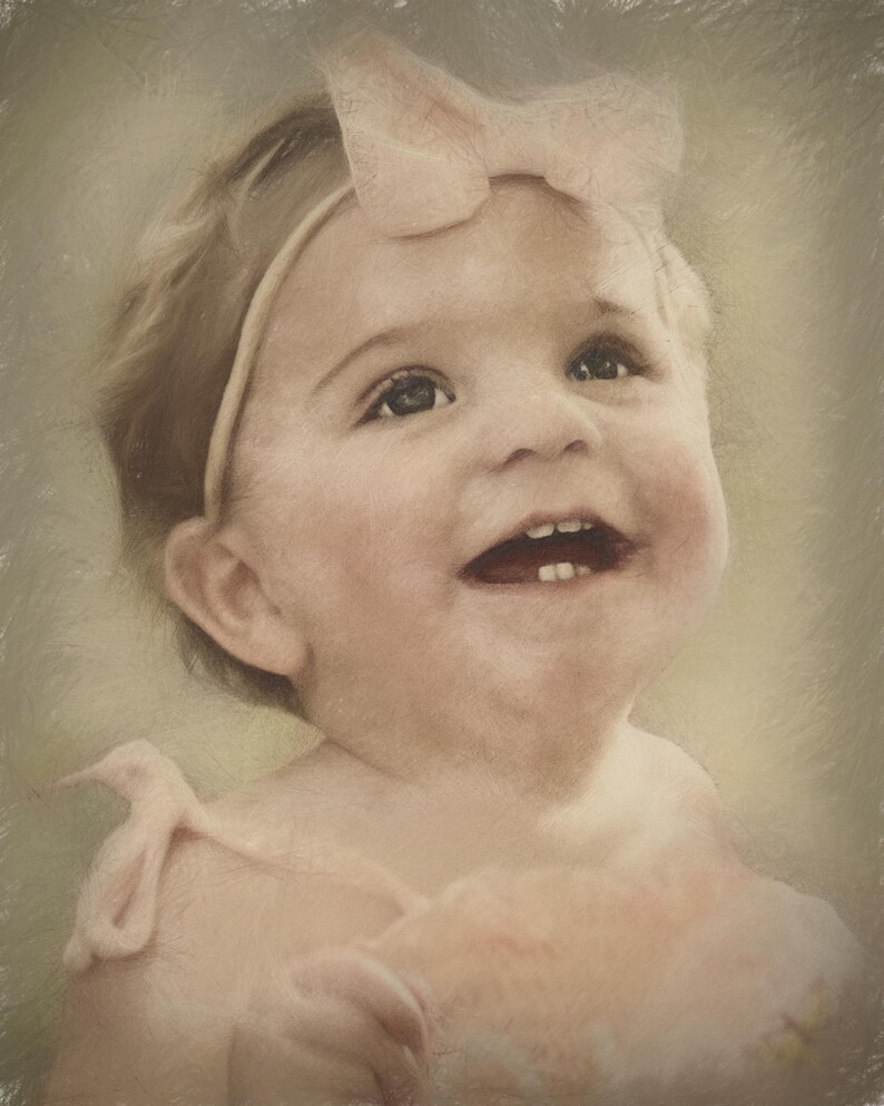 Pu&ograve; includere: Un ritratto di un bambino sorridente con la pelle chiara, che indossa una fascia rosa con fiocco e un top rosa abbinato. Il bambino guarda verso l'alto con un'espressione gioiosa. L'immagine ha un effetto morbido e pittorico.