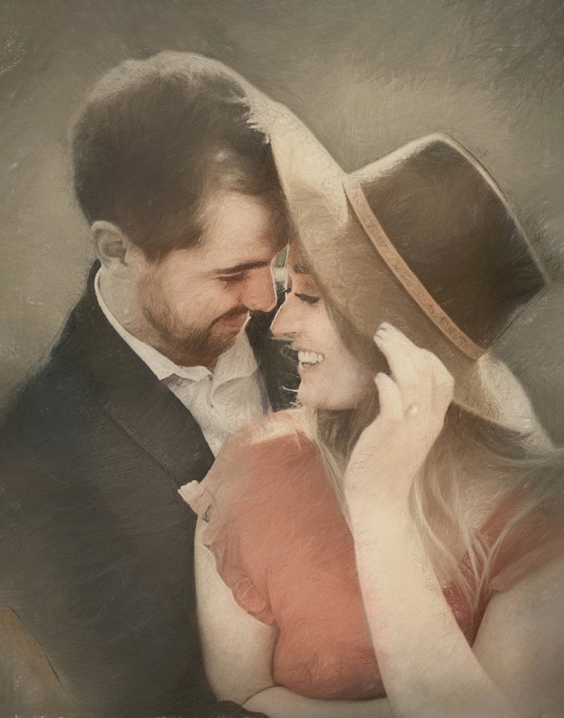 Pu&ograve; includere: Ritratto artistico di una coppia che si abbraccia. L'uomo indossa un abito scuro, mentre la donna ha un vestito color corallo e un cappello a tesa larga. L'immagine ha uno stile morbido e pittorico, focalizzato sul momento intimo della coppia.