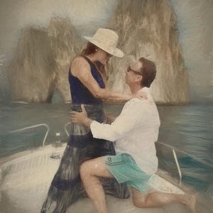 Pu&ograve; includere: Immagine artistica di una coppia su una barca in mare. La donna indossa un top blu navy, una gonna lunga e un cappello di paglia. L'uomo indossa una camicia bianca e pantaloncini turchesi. Si abbracciano, con una formazione rocciosa sullo sfondo.