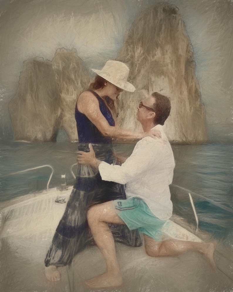 Pu&ograve; includere: Immagine artistica di una coppia su una barca in mare. La donna indossa un top blu navy, una gonna lunga e un cappello di paglia. L'uomo indossa una camicia bianca e pantaloncini turchesi. Si abbracciano, con una formazione rocciosa sullo sfondo.