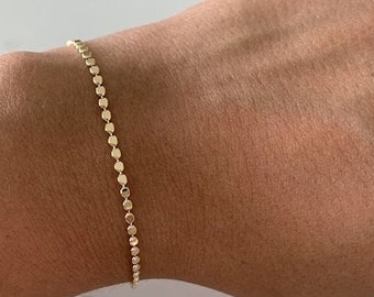 Delicada pulsera chapada en oro de 18 quilates: joyería minimalista con capas