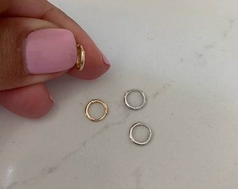 8MM 14K Gold Huggies, Boucles d'oreilles Hoop, Dainty Hoops, Boucles d'oreilles Huggies, Boucles d'oreilles Hoop, Boucles d'oreilles de tous les jours, Boucles d'oreilles Dainty, Huggies, Hoops