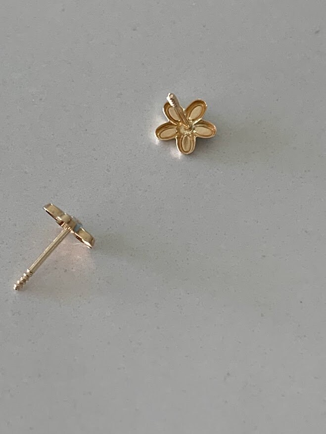 14Kゴールドエナメルデイジーフラワースタッドピアス：ライトブルー