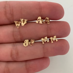 Pendientes con iniciales de oro macizo de 14 quilates, pendientes con iniciales, pendientes con iniciales de oro de 14 quilates, pendientes para uso diario, pendientes delicados, pendientes de oro, oro macizo