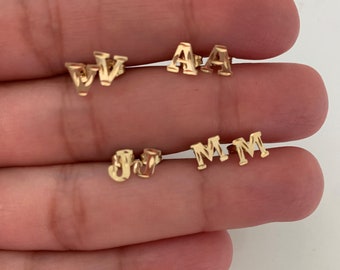 Pendientes iniciales de oro macizo de 14K, pendientes iniciales, iniciales de oro de 14K, pendientes de todos los días, pendientes delicados, pendientes de oro, oro macizo