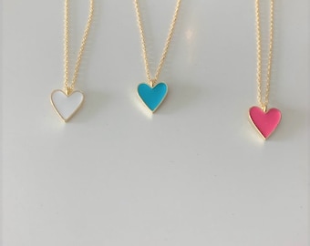 Collar con colgante de corazón esmaltado: Oro de 18 quilates sobre plata de ley.