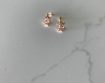 Carissima Orecchini A Bottone Per Bambini In Oro Giallo 9kt Con Tartaruga Smaltata Rosa, Gioielli Italiani - 2