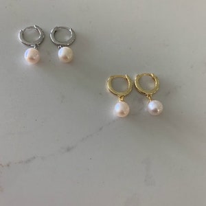 Pearl Huggie Earrings, Pearl Hoop Earrings, Huggie Earrings, Hoop Earrings, Everyday Earrings, Dainty Earrings, Pearls, Huggies