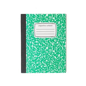 Könnte beinhalten: Grünes Hefter mit schwarzem Rücken und einem weißen Etikett mit der Aufschrift "composition notebook".