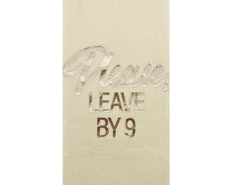 Cocktailservetter med texten Please Leave By Nine – 20-pack