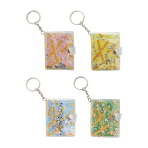 Mini nyckelring i anteckningsbok - 4 färgalternativ - 1-pack