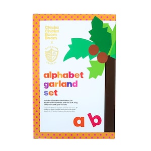Może przedstawiać: Zestaw girlandy alfabetu w pudełku z białym tłem i kolorowym tekstem. Pudełko zawiera grafikę z palmą i słowa "alphabet garland set". Zawiera 72 dwustronne litery, 20 cyfr i 8,2 metra sznurka.
