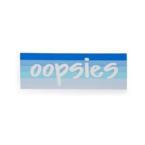 Puede incluir: Una pegatina a rayas azules y blancas con la palabra "oopsies" escrita en blanco.
