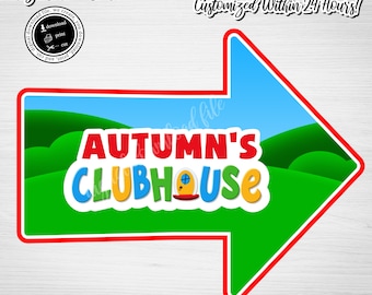 Könnte beinhalten: Ein grünes Pfeilschild mit rotem Rand. Das Schild hat einen blauen Himmel und grüne Hügel als Hintergrund. Der Text "AUTUMN'S CLUBHOUSE" ist in bunten Buchstaben geschrieben.