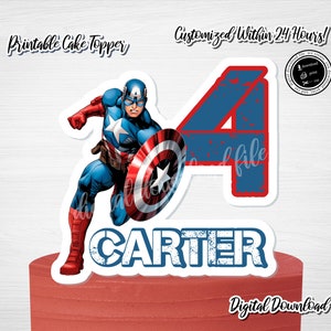 Puede incluir: Topper de pastel imprimible con Captain America, un n&uacute;mero 4 azul y el nombre "CARTER" en una fuente desgastada. El topper est&aacute; dise&ntilde;ado para un pastel de cumplea&ntilde;os y es una descarga digital.