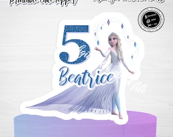 Puede incluir: Topper de pastel imprimible con un número 5 azul con purpurina y el nombre Beatrice, con una representación de Elsa de Frozen con un vestido blanco con un corpiño azul y un diseño de copo de nieve brillante.