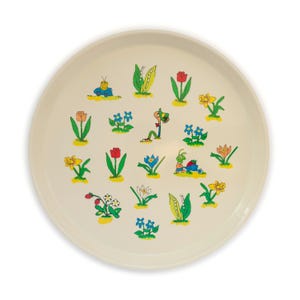 Könnte beinhalten: Ein weißer runder Serviertablett mit einem bunten Blumendesign. Das Tablett zeigt eine Vielzahl von Blumen, darunter Tulpen, Narzissen und Lilien, sowie ein paar kleine Insekten.