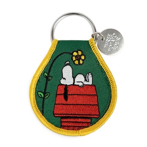 Three Potato Four x Peanuts® - Brelok do kluczy z motywem kwiatka w kształcie budy dla psa Snoopy'ego