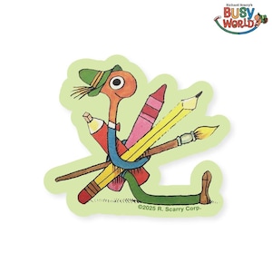 Peut inclure: Un autocollant représentant un personnage de dessin animé avec une tête orange et un chapeau vert, tenant un crayon, un crayon et un pinceau. Le personnage est enveloppé dans une écharpe bleue et a un corps vert. L'autocollant a une bordure vert clair et le texte "Richard Scarry's Busy World".