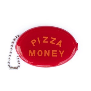 Può includere: Portamonete rosso con una catenina argentata e le parole "PIZZA MONEY" in lettere arancioni.
