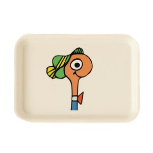 Könnte beinhalten: Ein weißes rechteckiges Tablett mit einer Cartoon-Illustration eines Charakters mit einem grünen Hut, orangefarbenem Körper und einer blauen Fliege.