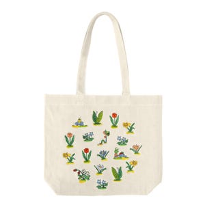 Può includere: Una borsa tote in tela bianca con un design circolare di fiori e insetti colorati. Il design include tulipani, narcisi, mughetti e coccinelle.