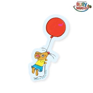 Puede incluir: Una pegatina con un ratón de dibujos animados sosteniendo un globo rojo. El ratón lleva una camisa amarilla y una falda azul. El globo está sobre un fondo azul claro. La pegatina incluye el texto "Richard Scarry's Busy World" y "©2025 R. Scarry Corp."
