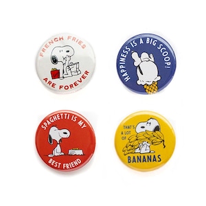 Può includere: Quattro bottoni rotondi di Snoopy con varie frasi e immagini. Un bottone dice "French Fries Are Forever", un altro dice "Happiness Is A Big Scoop!" Il terzo dice "Spaghetti Is My Best Friend", e l'ultimo dice "That's A Lot Of Bananas."