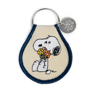 Drei Potato Four x Peanuts® - Snoopy Blumenstrauß-Patch Schlüsselanhänger