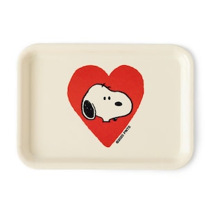 Könnte beinhalten: Ein weißes Keramiktablett mit einem roten Herzdesign, das Snoopy zeigt. Das Herz hat einen schwarzen Umriss und Snoopy ist in Schwarzweiß. Der Text "©2023 PNTS" befindet sich am unteren Rand des Herzens.