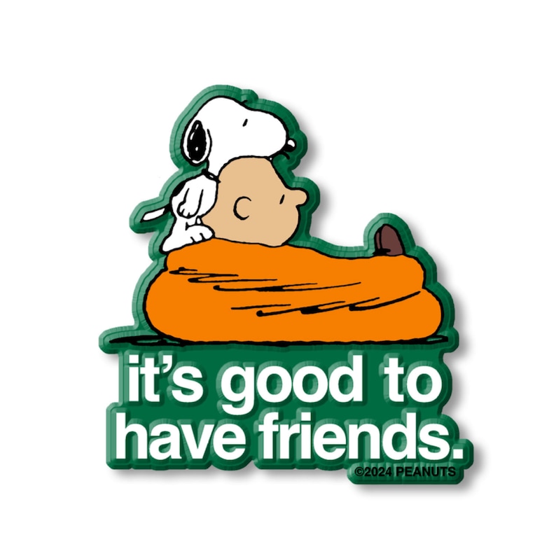 K&ouml;nnte beinhalten: Gr&uuml;nes und oranges Cartoon-Bild von Snoopy und Charlie Brown mit dem Text "it's good to have friends." und dem Copyright-Symbol und "2024 PEANUTS".