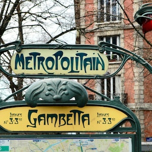 K&ouml;nnte beinhalten: Ein gr&uuml;nes und gelbes Schild f&uuml;r die Metrostation Gambetta in Paris, Frankreich. Das Schild zeigt "M&eacute;tropolitain" und "Lignes N&deg; 3-3 bis Gambetta".