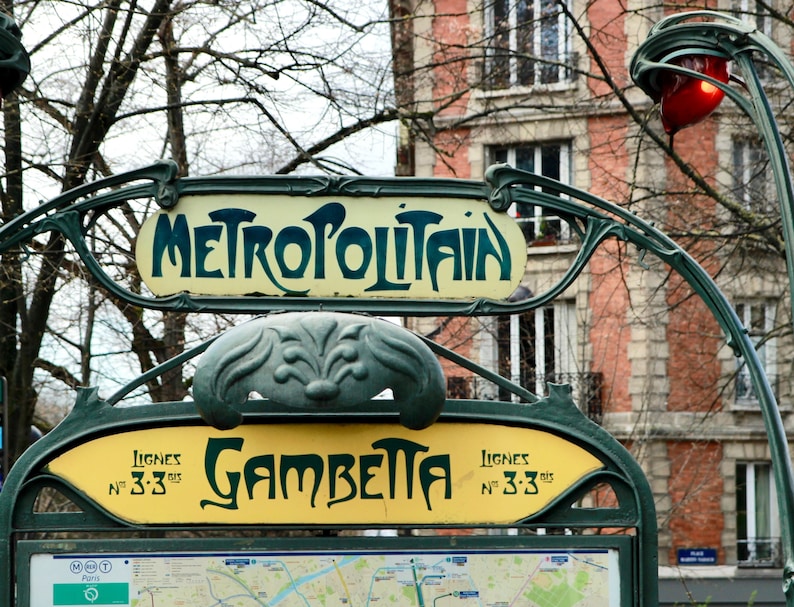 K&ouml;nnte beinhalten: Ein gr&uuml;nes und gelbes Schild f&uuml;r die Metrostation Gambetta in Paris, Frankreich. Das Schild zeigt "M&eacute;tropolitain" und "Lignes N&deg; 3-3 bis Gambetta".