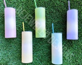 Puede incluir: Cinco vasos de acero inoxidable con degradado y pajitas a juego. Los vasos son en tonos de rosa, verde, amarillo, azul y morado.
