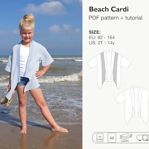 Könnte beinhalten: Ein PDF-Schnittmuster für eine hellblaue Strandjacke. Das Schnittmuster umfasst Größen für Kinder von 2T bis 14 Jahren. Das Schnittmuster ist in den Größen A0 und A4 erhältlich.