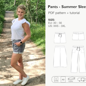 Könnte beinhalten: Eine Frau in einem weißen Oberteil und grauen Shorts steht auf einem Weg in einem Wald. Das Bild ist eine Produktanzeige für ein PDF-Muster und eine Anleitung für Hosen und Shorts namens "Summer Sleeper". Das Muster ist in den Größen EU 30-56 und US XXS-3XL erhältlich.