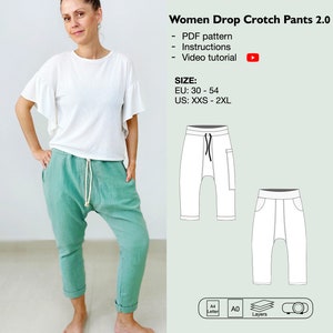 Könnte beinhalten: Eine Frau trägt ein weißes Hemd und eine grüne Hose. Das Bild zeigt auch eine Strichzeichnung der Hose in zwei verschiedenen Ansichten. Der Text auf dem Bild lautet "Women Drop Crotch Pants 2.0", "PDF pattern", "Instructions", "Video tutorial", "SIZE:", "EU: 30 - 54", "US: XXS - 2XL", "A4 Letter", "A0", "Layers".