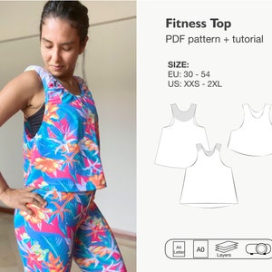 Könnte beinhalten: Ein PDF-Schnittmuster und eine Anleitung für ein Fitness-Top. Das Schnittmuster umfasst die Größen EU 30-54 und US XXS-2XL. Das Bild zeigt eine Frau, die ein Oberteil mit farbenfrohem Blumendruck trägt, und eine weiße Umrandung des Oberteils in drei verschiedenen Größen.
