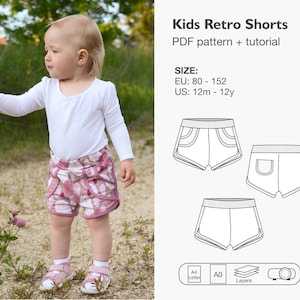 Könnte beinhalten: Ein Kind trägt eine retro Shorts mit rosa und weißem Muster, ein weißes Langarmshirt und rosa Schuhe. Das Bild enthält den Text "Kids Retro Shorts PDF pattern + tutorial" und Größenangaben für EU- und US-Größen.