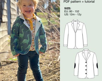Könnte beinhalten: Ein PDF-Schnittmuster und eine Anleitung für eine Loungejacke für Kinder. Das Schnittmuster umfasst Größen für Kinder von 12 Monaten bis 12 Jahren. Das Bild zeigt ein Kind, das eine grüne Jacke mit Dinosaurier-Druck trägt, und zwei Illustrationen des Jackenmusters.