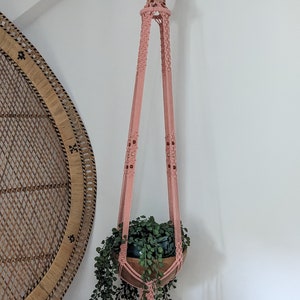 Stor rosa växthängare i vintagestil i makramé