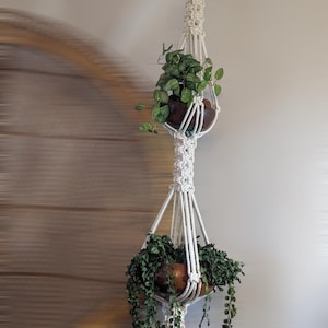 Suporte de plantas grande em macramê branco para vasos grandes, suporte de plantas suspenso em algodão natural grosso, suporte de plantas de interior marcante, edição limitada