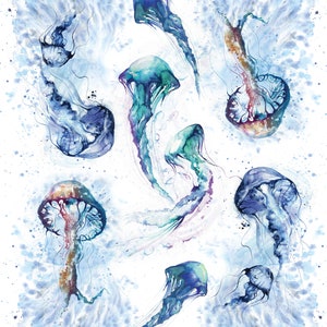Op de afbeelding: Waterverf schilderij van kwallen in tinten van blauw, groen en paars op een witte achtergrond met blauwe waterverf spatten.