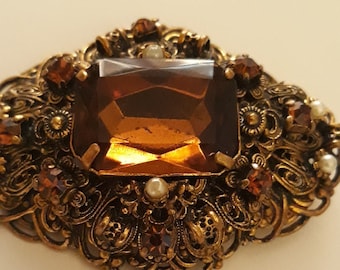Broche checo antiguo de filigrana: cristal de topacio, diamantes de imitación, perlas de imitación.