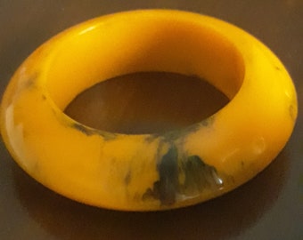 Vintage Statement butterscotch Bangle Bracelet /old plastic 60s Retro jewellery / Marbled bakelite Style 60s