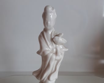 Antieke miniatuur blanc de Chine Chinese Dehua Standbeeld Figuur Guanyin Godheid Kwanyin