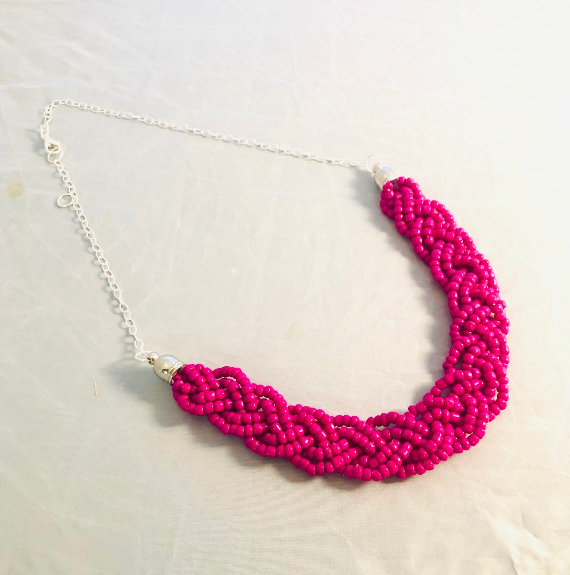 Hot pink seed bead braided necklace with silver chain Hot - Etsy Nederland